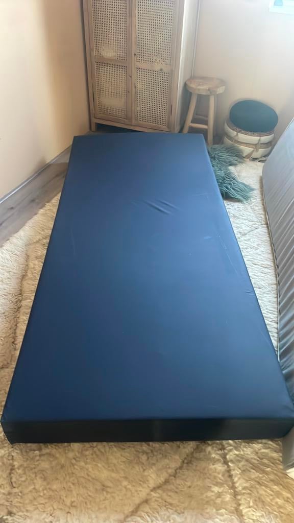 Amper gebruikt: Incontinentie zorg matras 90x200, Ophalen, Zo goed als nieuw, Eenpersoons, 90 cm