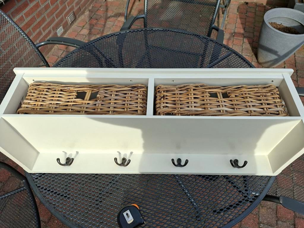 Witte houten kapstok met rieten mandjes, Huis en Inrichting, Woonaccessoires | Kapstokken, Gebruikt, Minder dan 100 cm, Hout, Ophalen