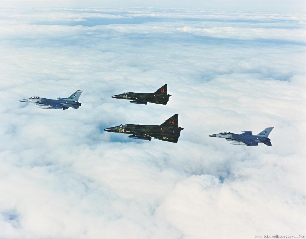 F-16/ Saab Viggen  Bieden vanaf € 2,--, Verzamelen, Ophalen of Verzenden, Zo goed als nieuw, Kaart, Foto of Prent