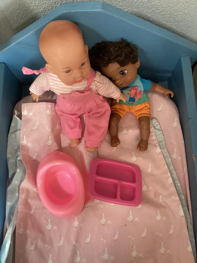 Houten poppenbed met 2 poppen, Ophalen, Gebruikt, Accessoires