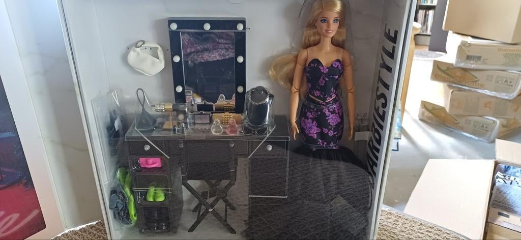 Barbie Style pop met make-up tafel en accessoires, Kinderen en Baby's, Speelgoed | Poppen, Ophalen of Verzenden
