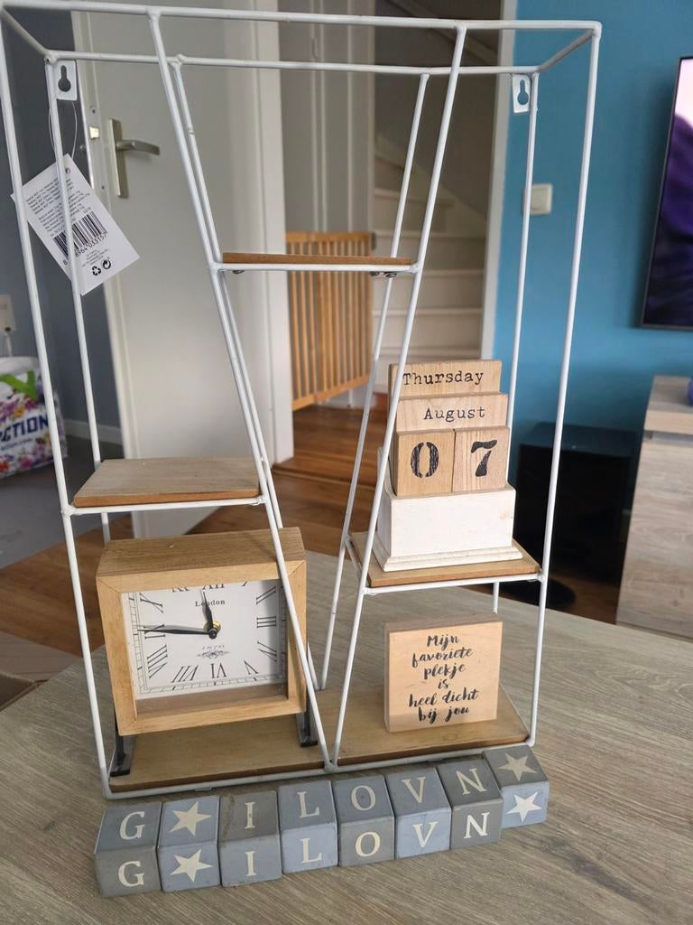 Decoratieve wandplank met klok en kalender, Ophalen of Verzenden, Zo goed als nieuw, Analoog, Overige typen