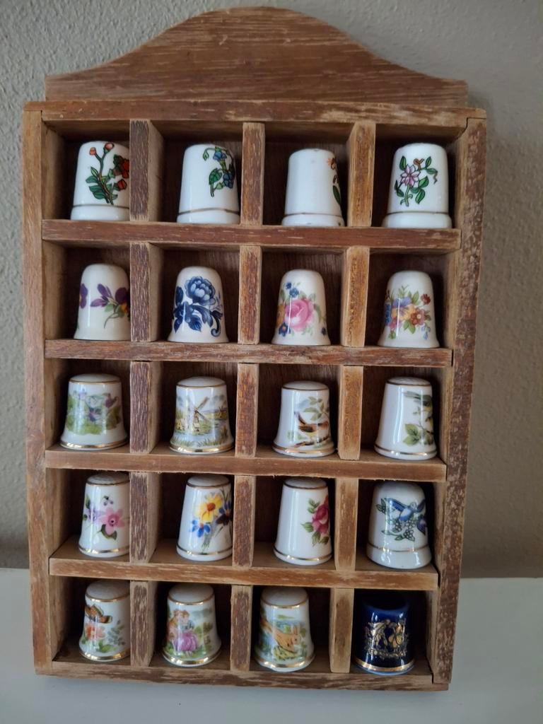 20 vingerhoedjes in houten kastje, Verzamelen, Vingerhoedjes, Ophalen of Verzenden, Zo goed als nieuw