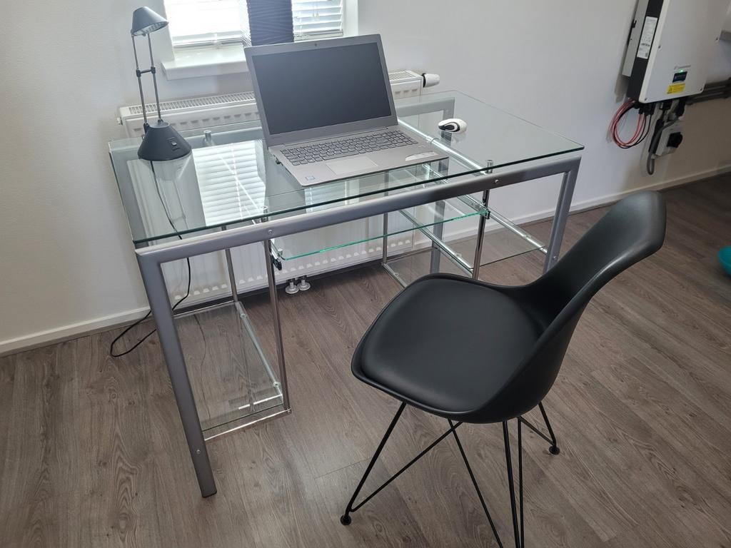 Bureau 110x60 glas met stalen frame + stoel, Huis en Inrichting, Bureaus, Ophalen, Gebruikt, Computerbureau, Zilver