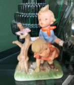 Beeldje van twee kinderen met vogel hummel, Ophalen of Verzenden