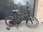 Stoere zwarte kinderfiets (met zijwieltjes), Fietsen en Brommers, Fietsen | Kinderfietsjes, Zijwieltjes, Onbekend, Ophalen of Verzenden