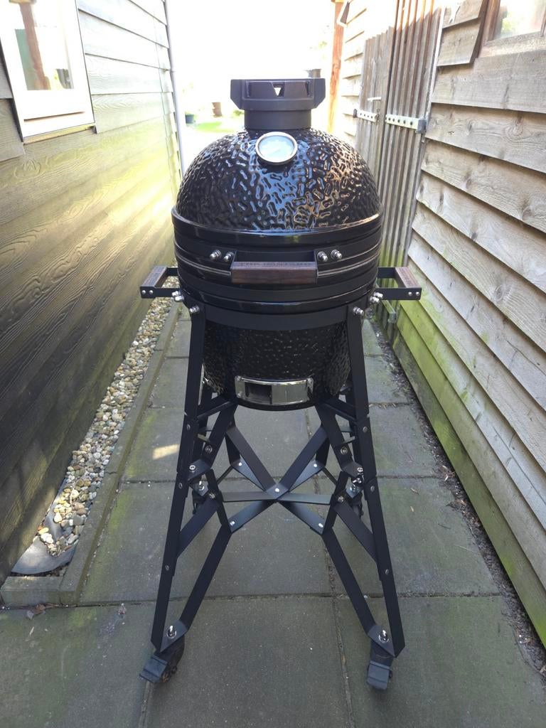 The Bastard Compact Kamado BBQ 34cm Z.g.a.n., Tuin en Terras, Houtskoolbarbecues, Zo goed als nieuw, Ophalen
