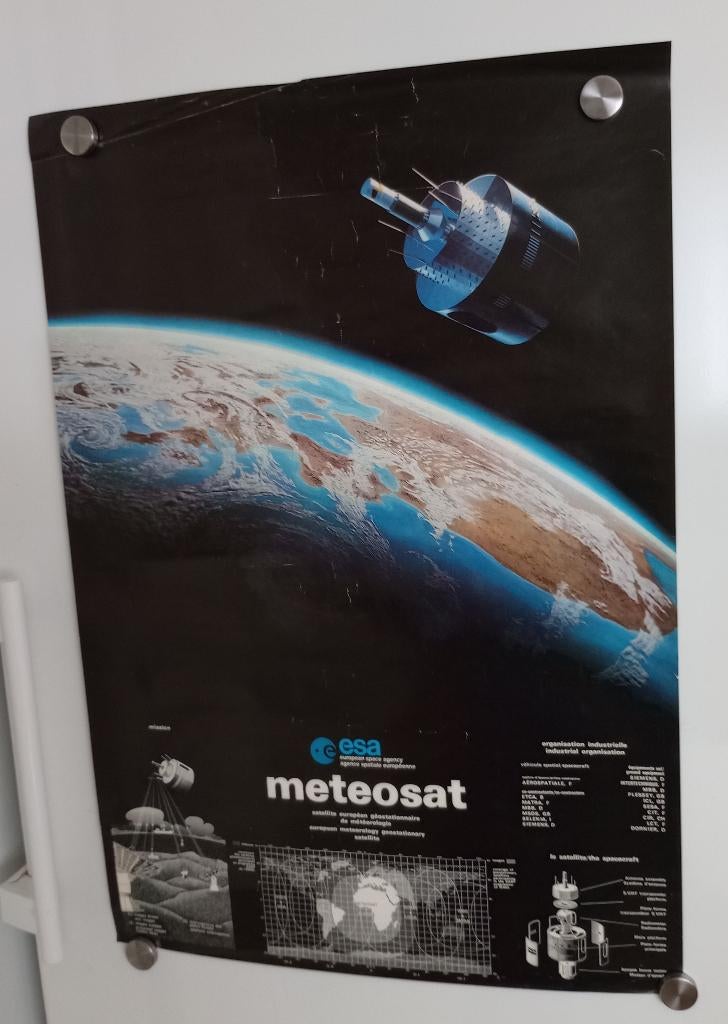 Retro Poster ESA Meteosat, Verzamelen, Luchtvaart en Vliegtuigspotten, Ophalen, Gebruikt, Overige typen