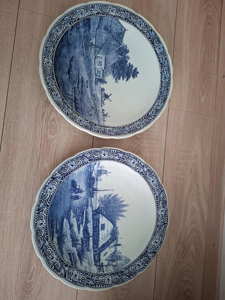 Twee Delfts blauwe wandborden met landschap, Ophalen of Verzenden