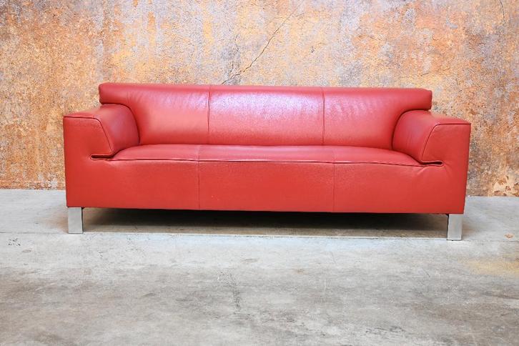 ZGANieuw 2 rode leren Leolux Pode Edith designbanken, Huis en Inrichting, Banken | Bankstellen, Zo goed als nieuw, Rechte bank
