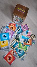 55 energy Pokemon kaarten in blik met 2 munten zgan, Ophalen of Verzenden, Zo goed als nieuw