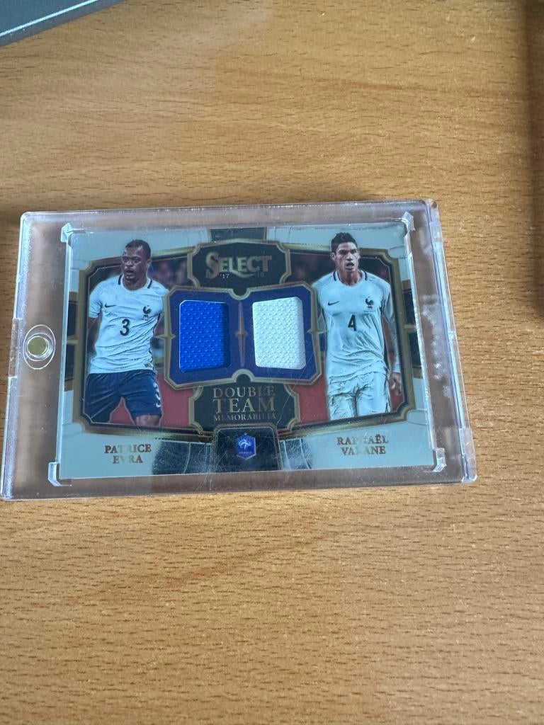 Patrice Evra & Raphaël Varane Double Team Memorabilia, Ophalen of Verzenden, Zo goed als nieuw, Buitenlandse clubs, Spelerskaart