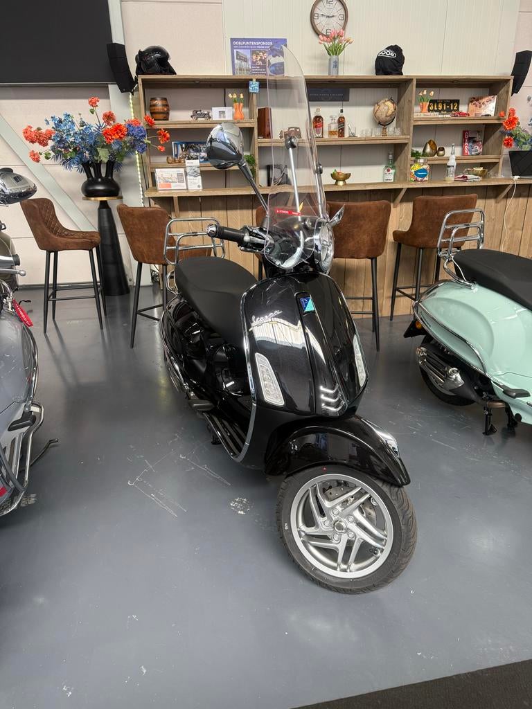 Vespa Primavera Facelift Zwart - Nieuwste Model, Ophalen, Overige modellen, Maximaal 45 km/u, Zo goed als nieuw