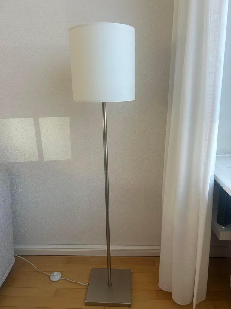 Stijlvolle vloerlamp met witte kap - Hoogte 1.39m, Huis en Inrichting, Ophalen of Verzenden, Gebruikt, Metaal, 100 tot 150 cm