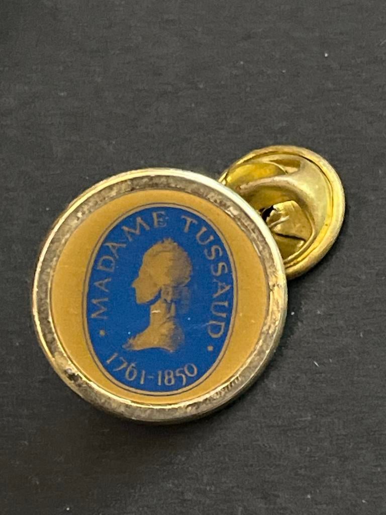 Vintage Madame Tussaud Speldje - Goudkleurig, Gebruikt, Ophalen of Verzenden, Nvt, Nvt