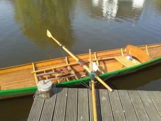 Houten roeiboot met roeispanen, Ophalen