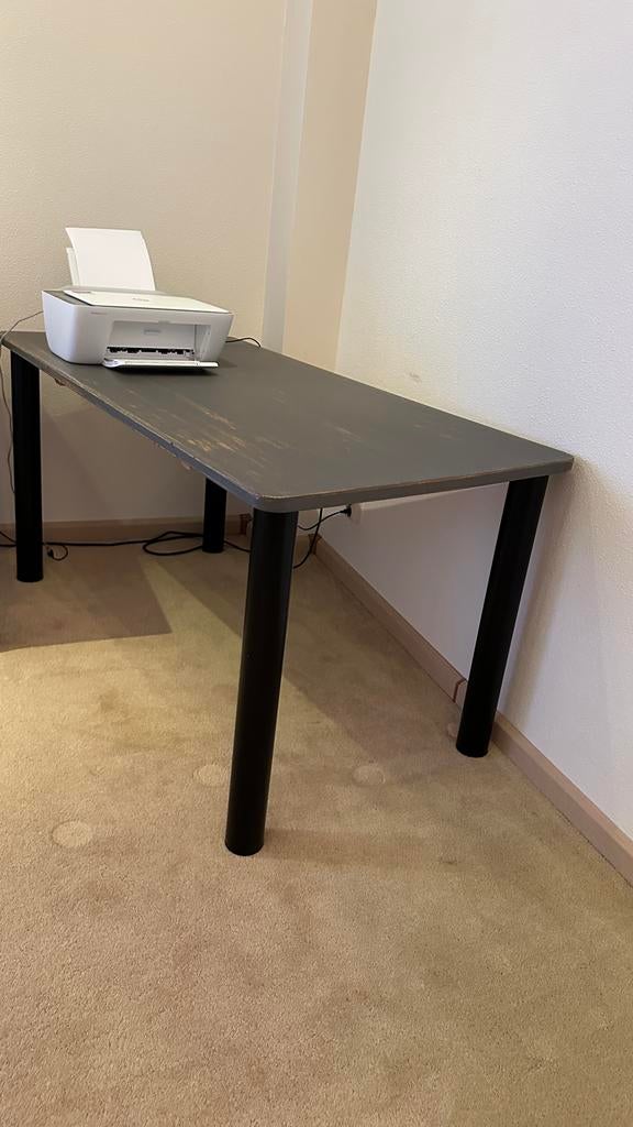 Stevig bureau met donkergrijs blad en zwarte poten, Huis en Inrichting, Bureaus, Ophalen, Gebruikt, Hout, Overige merken