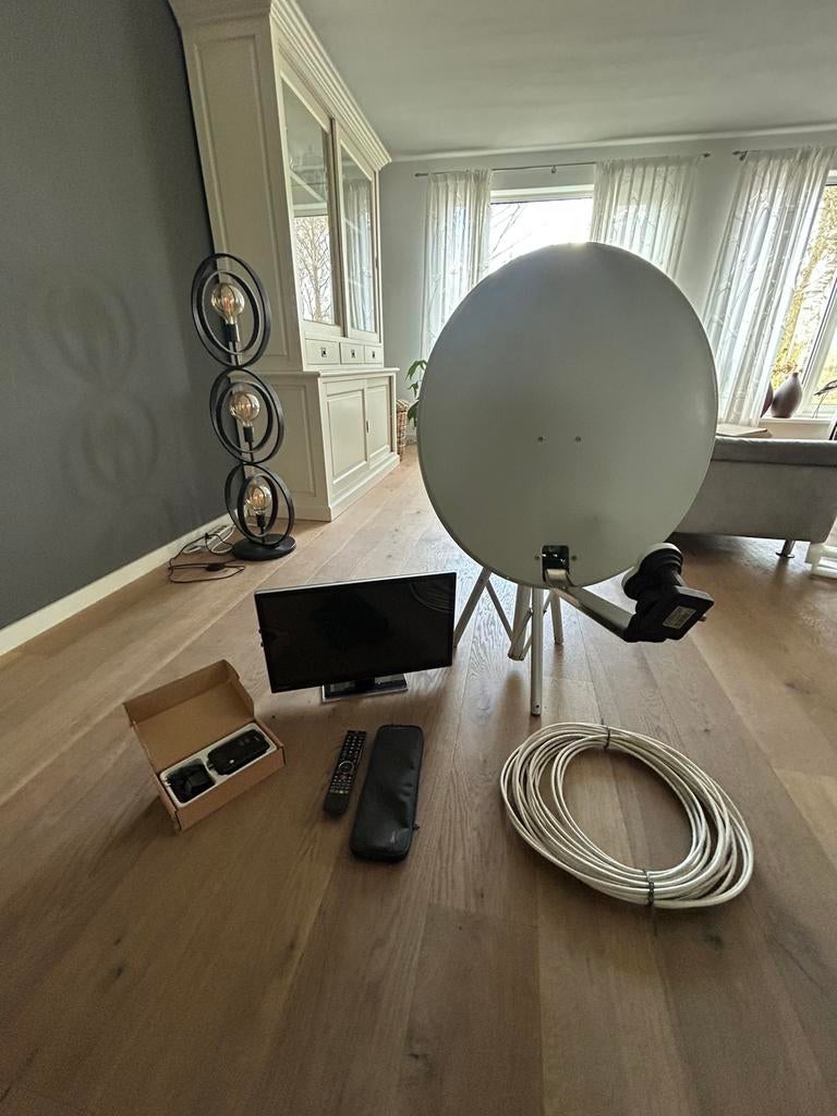 schotel antenne + gratis tv, Caravans en Kamperen, Camper-accessoires, Ophalen, Gebruikt