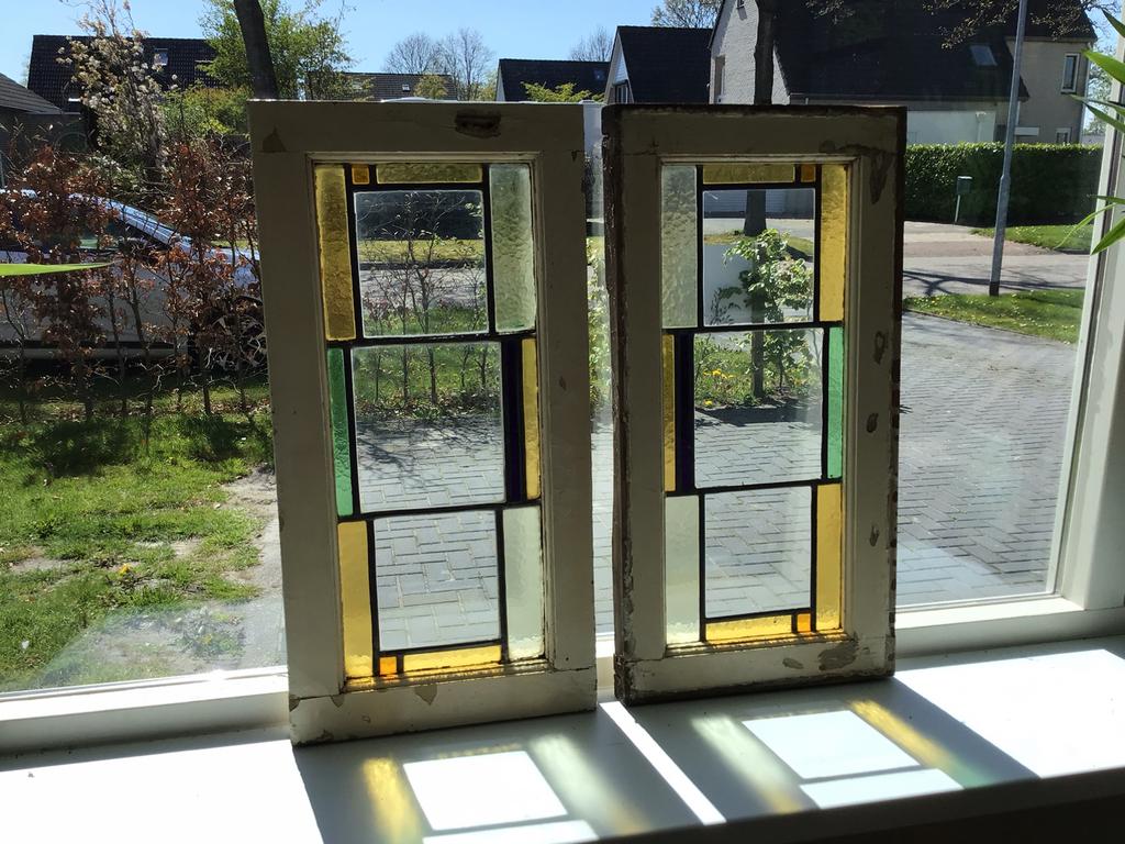 2 mooie glas in lood ramen in grenen kozijn., Antiek en Kunst, Curiosa en Brocante, Ophalen of Verzenden