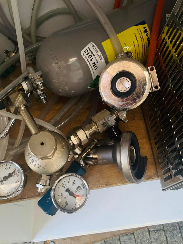 Volledig koperen biertap op koelkast met CO2 en toebehoren, Witgoed en Apparatuur, Thuistaps, Ophalen, Gebruikt, Overige merken