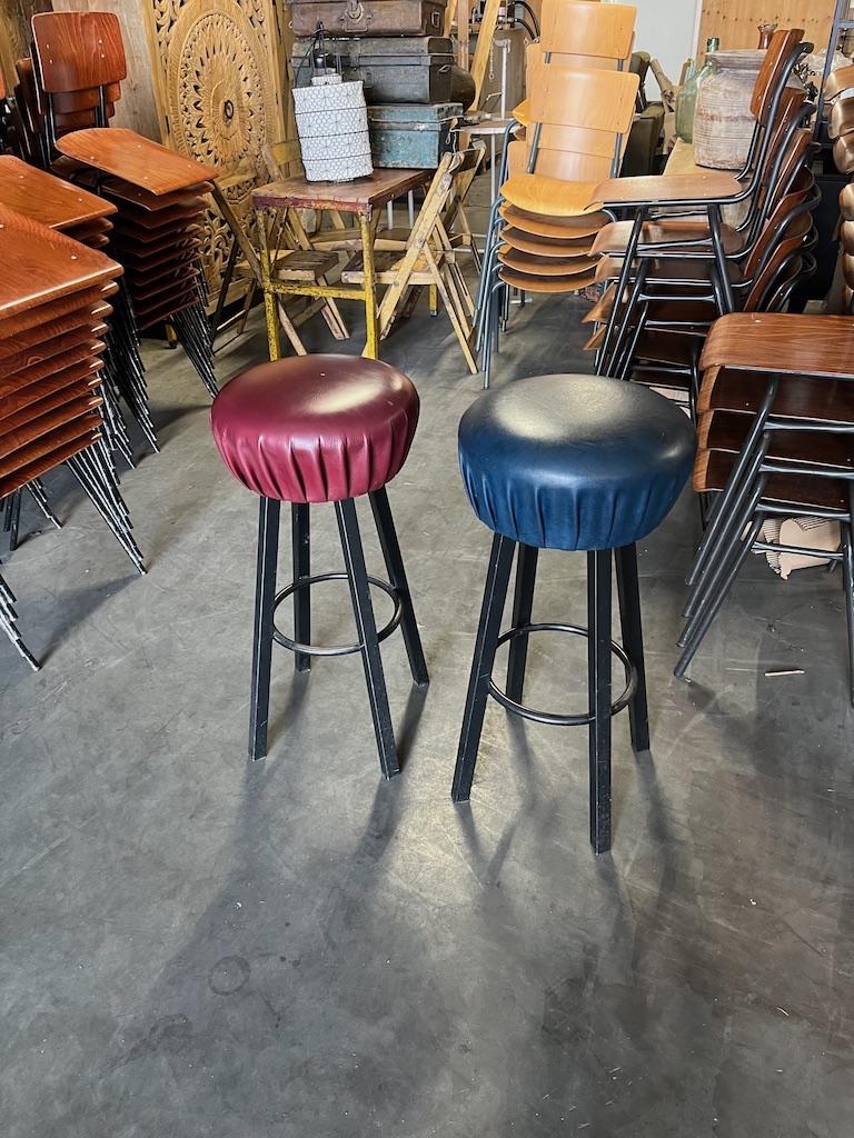 2 Originele oude Cafe barkrukken metaal met zitting leer, Huis en Inrichting, Gebruikt, Met voetsteun, 60 tot 90 cm, Ophalen of Verzenden