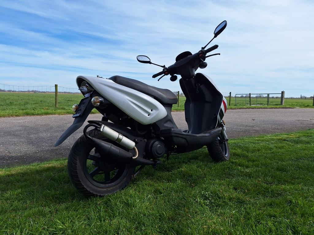 Scooter zonder kenteken, Fietsen en Brommers, Scooters | Peugeot, Ophalen, Zo goed als nieuw, Benzine, Overige modellen