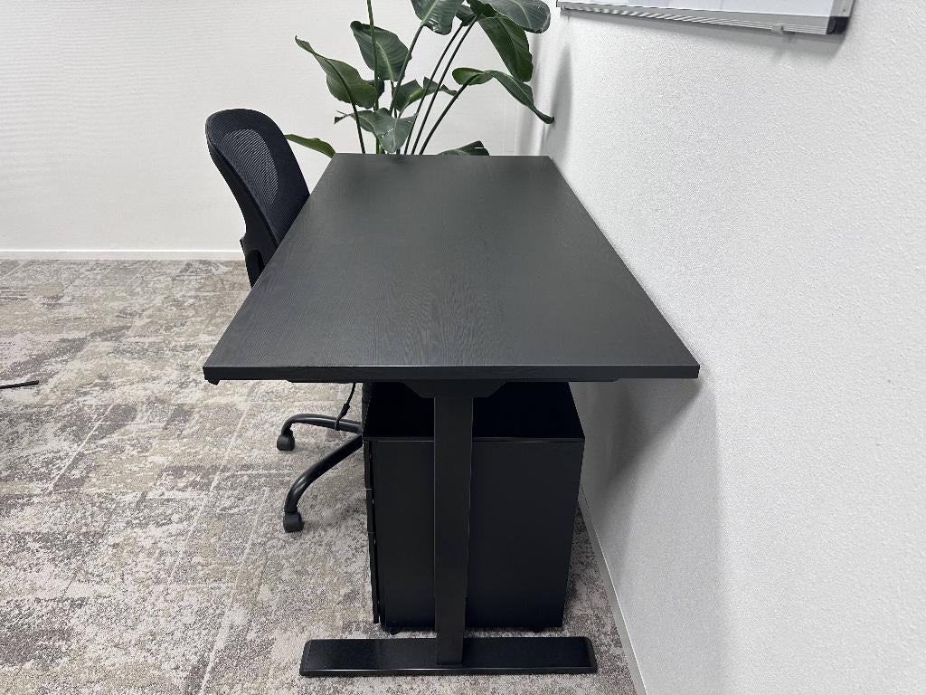 3 Complete kantoorwerkplek:  bureau + stoel + ladeblok, Ophalen, Elektrisch, Zo goed als nieuw, Zit-sta bureau