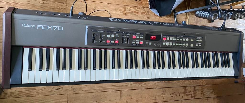 Roland RD-170 gewogen aanslaggevoelige piano, Ophalen of Verzenden, Zo goed als nieuw