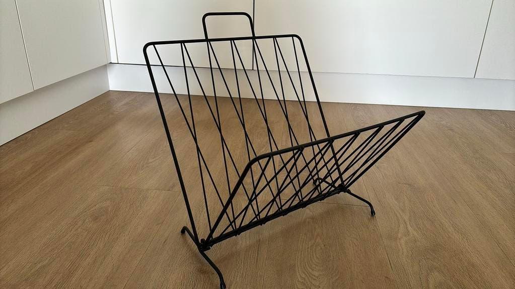 Tijdschriftenrek, zwart in nette staat, Ophalen of Verzenden, Zo goed als nieuw