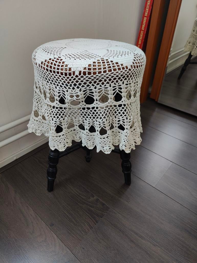 Antieke pianokruk met gehaakt kleedje, Ophalen