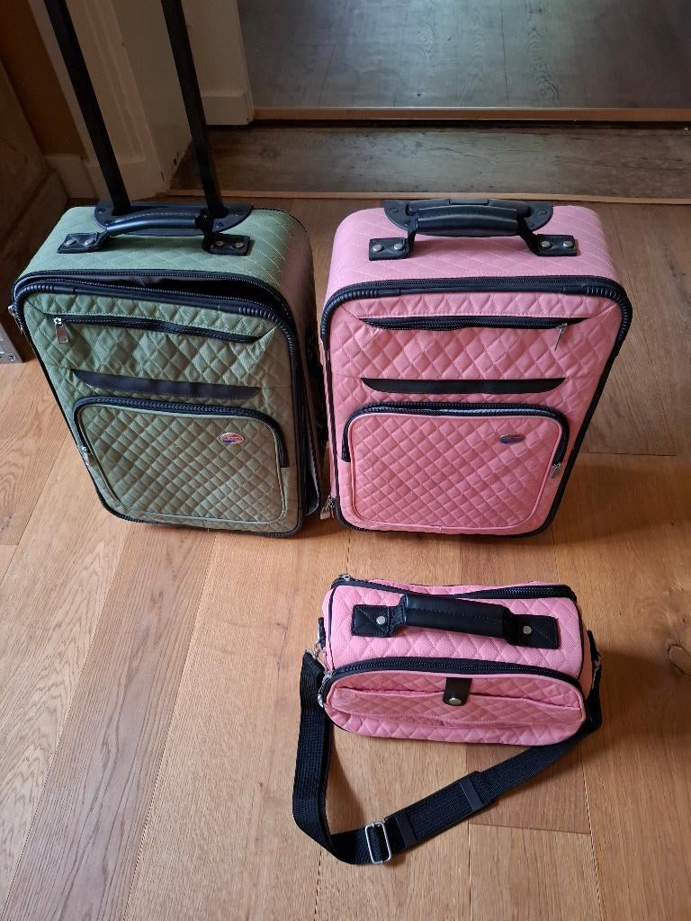 (nr. 517) 2 reiskoffers en 1 beautycase, Sieraden, Tassen en Uiterlijk, Koffers, Ophalen, Wieltjes, Gebruikt, 50 tot 60 cm