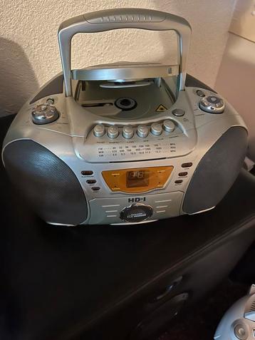 Mooie radio met cd speler en disco licht. beschikbaar voor biedingen