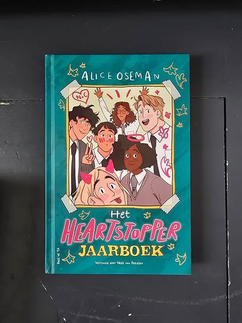 Alice Oseman - Het Heartstopper jaarboek, Boeken, Kinderboeken | Jeugd | 13 jaar en ouder, Zo goed als nieuw, Ophalen of Verzenden