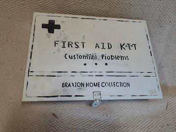 Vintage Metalen EHBO-doos beschikbaar voor biedingen