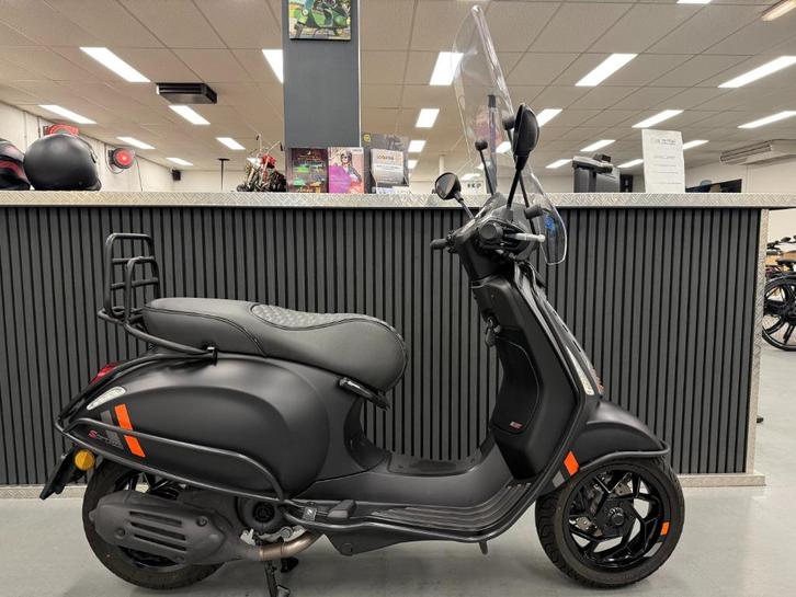 Vespa Sprint S Brom Mat Zwart Full Option BJ 2025 E4 45KM, Fietsen en Brommers, Scooters | Vespa, Zo goed als nieuw, Overige modellen