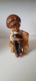 vintage jaren 70 beeldje, jongen met pet op bankje, Ophalen of Verzenden, Zo goed als nieuw