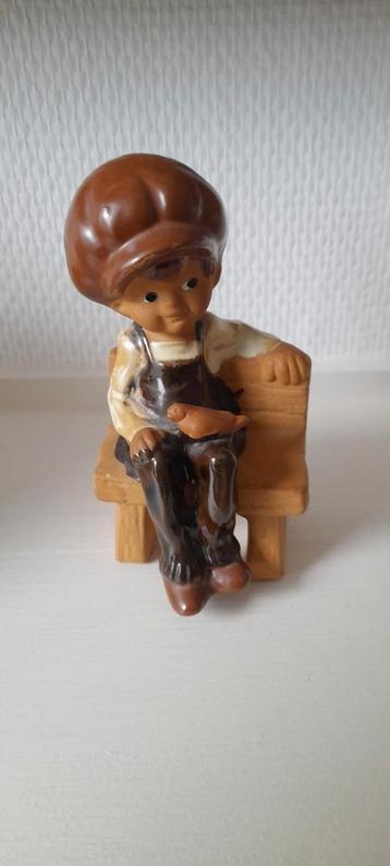 vintage jaren 70 beeldje, jongen met pet op bankje  beschikbaar voor biedingen