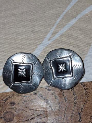 Klip oorbellen  beschikbaar voor biedingen