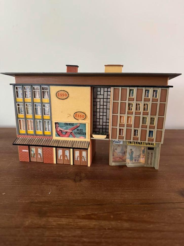 Faller hoogbouw met winkels en appartementen 1:87, Hobby en Vrije tijd, Modeltreinen | H0, Zo goed als nieuw, Brug, Tunnel of Gebouw