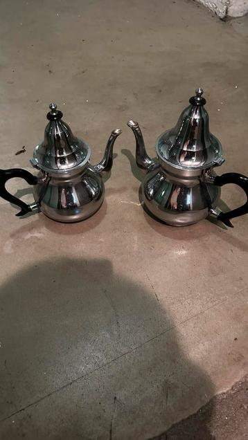 Twee Marokkaanse theepotten beschikbaar voor biedingen