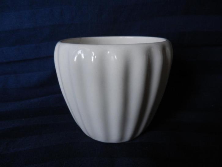 Witte verticaal gewelfde bloempot Porceleyne Fles Delft h 10, Antiek en Kunst, Antiek | Keramiek en Aardewerk, Ophalen of Verzenden