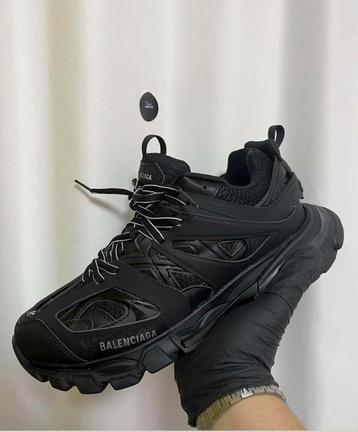 Balenciaga tracks beschikbaar voor biedingen