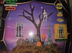 Lemax Spooky Town Collectie - Monster in Kooi, Diversen, Kerst, Ophalen of Verzenden, Zo goed als nieuw