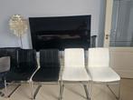 2 zwarte en 2 witte leatherlook eetkamerstoelen te koop, Ophalen, Zo goed als nieuw, Zwart