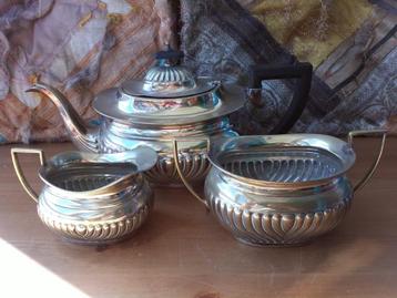 Mooi antiek driedelig silverplate theeservies uit Engeland. beschikbaar voor biedingen