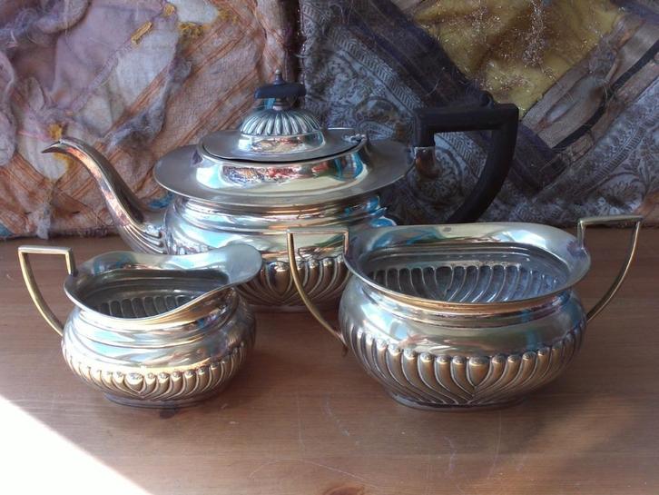Mooi antiek driedelig silverplate theeservies uit Engeland., Antiek en Kunst, Antiek | Woonaccessoires, Ophalen of Verzenden