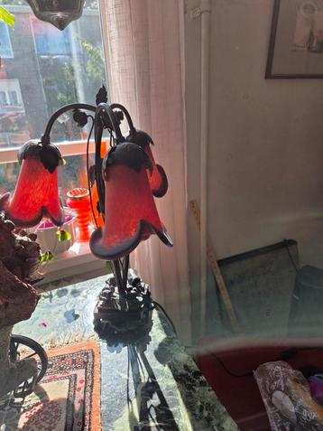 Pate de verre tafellamp smeedijzeren voet oranje rood beschikbaar voor biedingen