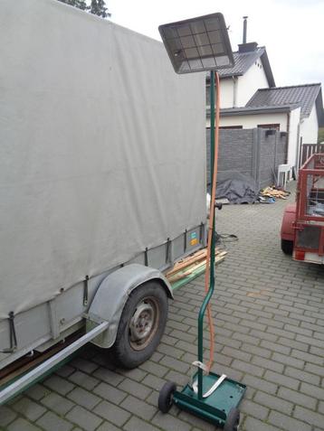 Verrijdbare gaslamp op groene voet beschikbaar voor biedingen