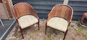 Vintage houten stoelen beschikbaar voor biedingen