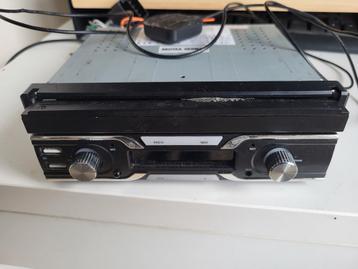 Autoradio met Klapscherm beschikbaar voor biedingen